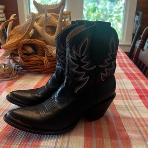 Idyllwind black boots!